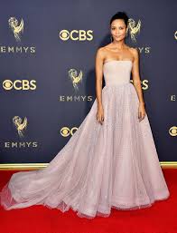 All The Gorgeous Looks From The Emmy Awards Red Carpet Vestidos Legais Vestidos Tapete Vermelho Vestidos De Baile