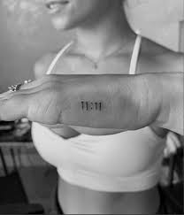 fazer com a minha data de aniversário 11:06, na minha mão esquerda | Hand tattoos, Simplistic tattoos, Tattoos