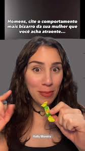 Mulher Na Geladeira E Homem Atrás