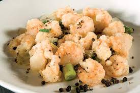 I gamberi sale e pepe sono un secondo piatto molto saporito e gustoso.e' una ricetta che troviamo spesso nei ristoranti orientali, ma, con pochissimi ingredienti è possibile prepararli anche a casa. Gamberetti Sale E Pepe Wu Milano