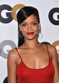 This singer used to conquer audiences around the world not only among music success or roles in the movie, but also a constant change of image. Rihanna Side Sweep Rihanna Long Hairstyles Lookbook Stylebistro