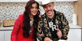 Joven de 25 años conquistó el corazón del cantante mexicano. Viejo Verde Y Ridiculo Critican A Padre De Lupillo Y Jenni Rivera Tras Presentar A Su Joven Esposa La Vision