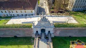 Locul, păstrează mărturiile istorice și culturale ale evenimentelor ce au condus la formarea poporului român. Cetatea Alba Carolina