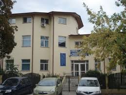 Asistenta si ingrijire zilnica oferita de medic, asistente si infirmiere consiliere prin medic de familie, medic psihiatru, asistent social camere echipate modern la un inalt standard cu televizoare sala de mese tip. Fundatia Geron