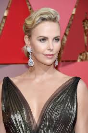 So hat man charlize theron noch nie gesehen! Beauty Looks Der Stars 2017 Klick Dich Durch Brigitte De