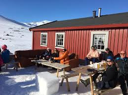 Det er iverksatt en redningsaksjon for å hente ut 2 skigåere fondsfinans leier ut fondsbu til dnt for 1 kr årlig. Facebook