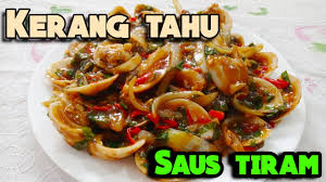 Tuangkan sedikit air, lalu masukkan merica bubuk dan masak kerang sampai bumbu merata. Iaw7un8hhntaym
