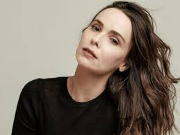 Quem é a mulher que perseguia Débora Falabella por mais de 10 anos - Portal  Leo Dias