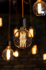 レトロかわいいカフェ風電球 大人気エジソン電球の使い方3選 エジソン電球 電球 イラスト 電球アート