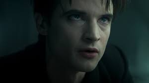 Luke Bracey loses both his heart and his finger (!) to Emma Roberts in  HOLIDATE. Hilarious romantic comedy with Christmassy vibes AND some  fantastic finger puns, now streaming