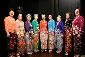 Baju kurung lazimnya diketahui sebagai jenis baju longgar yang labuh, kadang kala hingga ke lutut dan dipadankan dengan kain panjang yang berlipat tepi. Baju Kebaya Wikipedia Bahasa Melayu Ensiklopedia Bebas