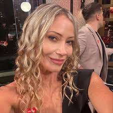 Nos vemos hoy en @podemoshablarchv !! ❤️ 👗 @valdegal @cristobal.valenzuela