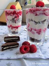 Oreo Tiramisu Met Frambozen In Glaasjes Zonder Alcohol En Rauw Ei Oreo Recipes Delicious Deserts Sweet Desserts