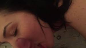 Non lasciatevi sfuggire questa gran puttana matura arrapata che si masturba intensamente la figa stretta, infilandosi le sue lunghe dita successivamente la donna porca si mette a pecorina e con una mano si masturba lentamente la figa rasata e poi prende un contenitore di plastica e per concludere. Moglie Si Masturba Lui La Scopa E Gli Sborra In Bocca Redtube
