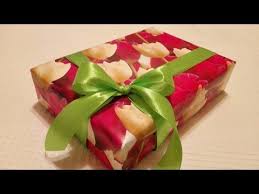подарок маме на день рождения своими руками легко и быстро Kak Pravilno I Bystro Zavyazat Klassicheskij Bant Na Korobke Lyubogo Razmera Videourok V 2020 G Bant Na Podarke Banty Dlya Podarkov Podarki