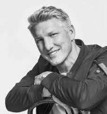 Larissa Stoller's Instagram, Twitter & Facebook