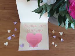La carte est projetée de l'enveloppe et transformée en cube. Carte Surprise Lance Confettis Fete Des Meres Video