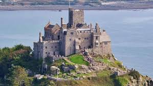 Marburgo con un turista estadounidense. Es Una Oportunidad Unica Buscan Vigilante Para Castillo Medieval En Medio De Una Isla Meganoticias