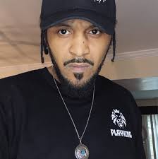 White Chocolate Confetti Mug Cake 🎂✨ Ingredients: 4 sandwich cookies (I  used some from Trader Joe's) 1/4 cup milk 1 tbs sugar 2 tbs self rising  flour 1 tsp rainbow sprinkles 1