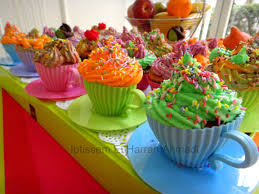 Cupcake Multicolores Creme Au Beurre Colorant Alimentaire En Gel Genoise Biscuit Vanille Halloween Menu Enfants Fete Cupcakes Colorant Alimentaire Menu Enfant
