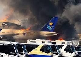 Al menos un proyectil impactó este domingo contra la Terminal 4 del aeropuerto internacional Rey Khalid de Riad, en la capital de Arabia Saudí, y provocó un incendio en esta instalación, donde
