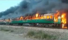Dilanggar kereta api masih hidup. Sekurang Kurangnya 70 Maut Keretapi Penumpang Terbakar