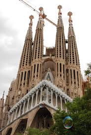 The church is huge in its dimensions, so it is often called the cathedral, although it is without a bishop's headquarters. Barcelona Sagrada Familia Kirche Kathedrale Fassade Aussenansicht Antoni Gaudi Reise Nach Barcelona Stadtetrip Stadtereise Wochenende Reisetipps Urlaub Spanien Katalonien Hauptstadt Reiseberichte Blog Www Wo Der Pfeffer Waechst De Wo