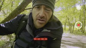 Torres Dani eltorzult arcú túlélőként tűnik fel A mi kis falunkban