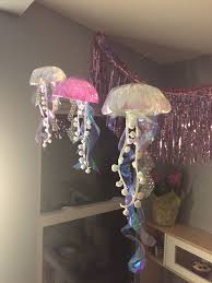 Diy Jellyfish That Are Actually Pretty Awesome For Underwater Themed Party Or Ocean Mermaid Theme Diy Jellyfish Jellyfish Lantern Diy Underwater Theme Party