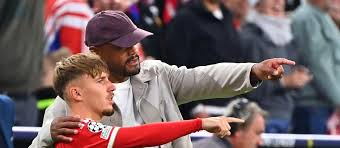 Jonas Urbig und die Bayern vor dem Bundesliga-Spiel gegen SV Elversberg