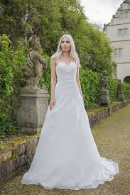 Die oberseite des kleides hat eingebaute. Brautkleid Bromia Avorio Vestito