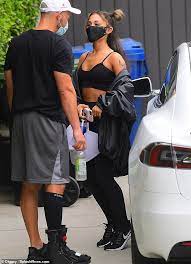 The couple started dating in early 2020 and shared their engagement news in december. Ariana Grande Prasentiert Ihre Getonten Abs In Einem Sport Bh Und Leggings Nach Dem Training Im La Aktuelle Boulevard Nachrichten Und Fotogalerien Zu Stars Sternchen