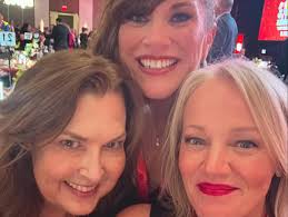 Experienced a very special night with dear friends at the 15 and the  Mahomies Foundation Gala ❤️💛 Over 1 million raised in one night to benefit  over 10 grant recipients to help