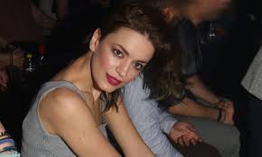 Η μυστηριώδης κοπέλα εμφανίστηκε στο κατώφλι της cooldog. Den Fantazeste Me Poion Einai Erwteymenh H Traiana Anania Newsbomb