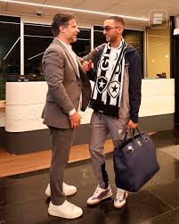 ZIYECH CHEGOU! 🇲🇦 Recepcionado pela torcida do Botafogo, o marroquino Hakim Ziyech desembarcou no Rio de Janeiro para assinar contrato com o clube carioca. Via @Botafogo #FutebolNaESPN