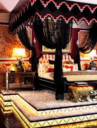 This is a great example of an affordable/realistic version of a dressing room for a young couple. Romantic Bedroom Design Ideas For Young Couple 36 Decoration
