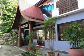 Situated in mandalay, this hotel is 1.6 mi (2.6 km) from zegyo market and 2.7 mi (4.3 km) from mandalay palace. Emerald Land Inn Madalay