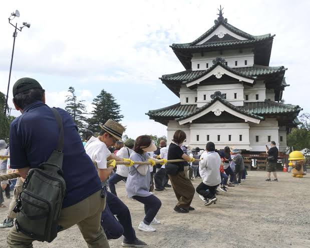 Japan enlists 1,800 people to drag a 360-tonne castle keep using ropes and rollers | Japan | The Guardian