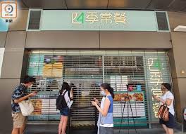 婆婆面前，她要扮演逆来顺受的好儿媳。 丈夫面前，她又是无条件支持他的贤妻。 面对女儿，金智英必须隐藏起脆弱，做她无坚不摧的母亲。 作者：恰北北 01 很久没有在看一个电影时哭过了。 《82年生的金智英》这个片子在情感方面渲染的程度让我想起今年. æ¸¯åª' é¦™æ¸¯è­¦æ–¹æŽ¢å'˜è‡³é»Žæ™ºè‹±å„¿å­ç»è¥çš„é¤åŽ…è°ƒæŸ¥ æ¸¯å°æ¥ä¿¡ æ¾Žæ¹ƒæ–°é—» The Paper
