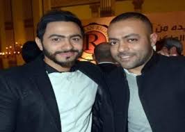 وكانتسمر أبو شقة أعلنت عن رغبتها في الطلاق رسميًا من خلال الرد على مجموعة من الأسئلة التي طرحها متابعيها حول علاقتها بزوجها مستخدمة خاصية القصص القصيرة، ومن ضمن الأسئلة التي أجابت عليها كان سؤال متعلق بخطيبتهدارين حلمي والتي أكدت زوجته إنه ارتبط بها أثناء علاقتهما. Ù‡Ù† Ø§Ù„Ù‚ØµØ© Ø§Ù„ÙƒØ§Ù…Ù„Ø© Ù„Ø§Ù†ÙØµØ§Ù„ ØªØ§Ù…Ø± Ø¹Ø§Ø´ÙˆØ± Ø¹Ù† Ø²ÙˆØ¬ØªÙ‡ ÙˆØ®Ø·ÙŠØ¨ØªÙ‡ ØµÙˆØ±