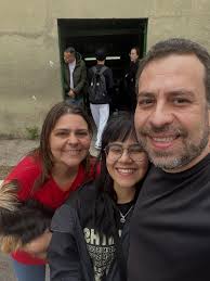 Levando a filhota pra fazer o ENEM. Boa sorte a todos os estudantes que  farão a prova hoje! A Sofia ainda está no 1° ano e está fazendo a prova  como treineira.