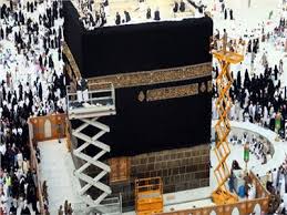 The term kiswah is arabic for 'pall', the cloth draped over a casket. ÙÙŠØ¯ÙŠÙˆ ØªØ¹Ø±Ù Ø¹Ù„Ù‰ ØªÙƒÙ„ÙØ© ØªØºÙŠÙŠØ± ÙƒØ³ÙˆØ© Ø§Ù„ÙƒØ¹Ø¨Ø© Ø§Ù„Ù…Ø´Ø±ÙØ© Ø¨ÙˆØ§Ø¨Ø© Ø£Ø®Ø¨Ø§Ø± Ø§Ù„ÙŠÙˆÙ… Ø§Ù„Ø¥Ù„ÙƒØªØ±ÙˆÙ†ÙŠØ©