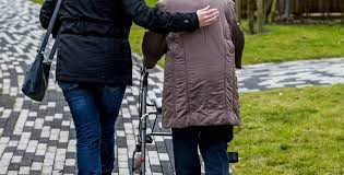 Raki heeft een alcoholpercentage van ongeveer 45% en wordt veelal met water aangelengd. Awbjc1wehvfim