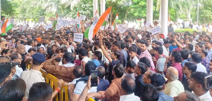 गुना में सवर्ण समाज का प्रदर्शन, सांसद-विधायक की निकाली अर्थी