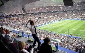 Il faut dire que courtois aussi a réalisé des arrêts importants surtout des tirs de. Coupe Du Monde L Histoire Derriere L Incroyable Photo D Emmanuel Macron Le Parisien