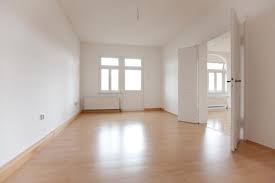 Er hat eine holzoptik und ist dennoch vergleichsweise günstig und dennoch auch robust und langlebig. Heller Laminatboden Und Weisse Mobel Passt Das Zusammen Wohnung Wohnen Laminat