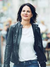 Zuvor hatte es kritik an der übersicht gegeben, auf der ihre mitgliedschaften aufgeführt sind. Annalena Baerbock Badeanzug Annalena Baerbock Wikipedia Baerbock Ist Seit 2013 Mitglied Des Deutschen Bundestages Clockenstock