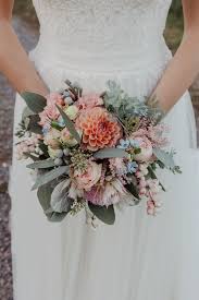 Brautstrauss Bunt Mit Eukalyptus Brautstrauss Apricot Sommer Brautstrauss Som In 2020 Bridal Bouquet Summer Colorful Wedding Bouquet Colorful Bridal Bouquet