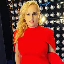 From sofia richie to rebel wilson, our favorite celebs are kicking off the summer season on memorial day weekend. Rebel Wilson Stuns In Glamorous Red Gown Meghan Markle Previously Wore E Online Deutschland