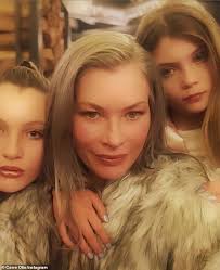 2005 heiratete sie den umweltwissenschaftler matthew sutton. Vogue Supermodel From The 90s And Mickey Rourke S Ex Wife Carre Otis Is Grey Daily Mail Online